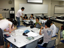 昨年の夏休みには地元の小学生の親子を対象にイベントを開催。ソーラーカーの工作と環境・リフォームの勉強会とを組み合わせた。