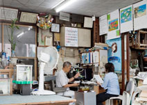 今年で創業55年を迎える折原硝子店。年季の入った店内でお話をうかがった。