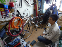 Ｋさんの書斎を占拠する自転車と周辺ギア。しばしば参戦するレースでも好成績をおさめるハイアマチュアだ。窓にはもちろんエコガラスの内窓が。