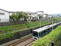 豊かな自然に囲まれた秦野盆地に建つＹ邸。山から吹く北西の風「丹沢おろし」で冬の寒さは厳しい。